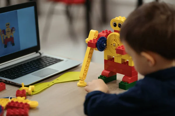 4 roky chlapec staví funkční robot pomocí notebooku pro jeho Robotics Club Project — Stock fotografie