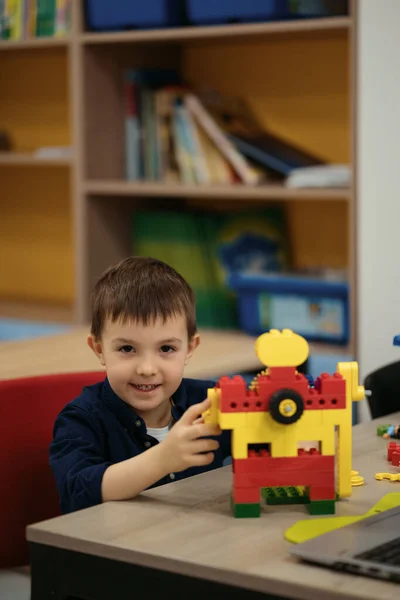 Malý chlapec baví s budováním a tvorbou robota. — Stock fotografie