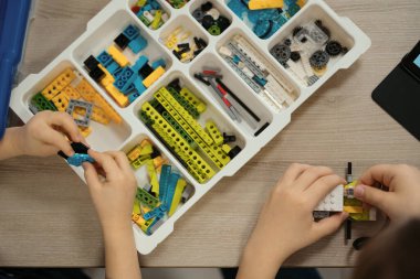 Masadaki çocuklar için yapım setinden renkli parçalar