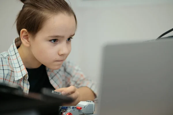 Boy construye un robot completamente funcional y lo programa con un ordenador portátil para su proyecto School Robotics Club — Foto de Stock