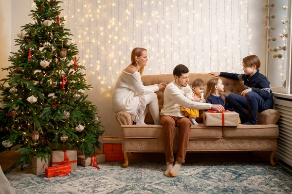 Retrato de família amigável na véspera de Natal — Fotografia de Stock