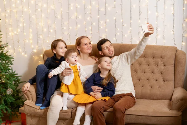Retrato de família amigável na véspera de Natal — Fotografia de Stock