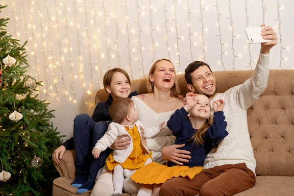 Retrato de família amigável na véspera de Natal — Fotografia de Stock