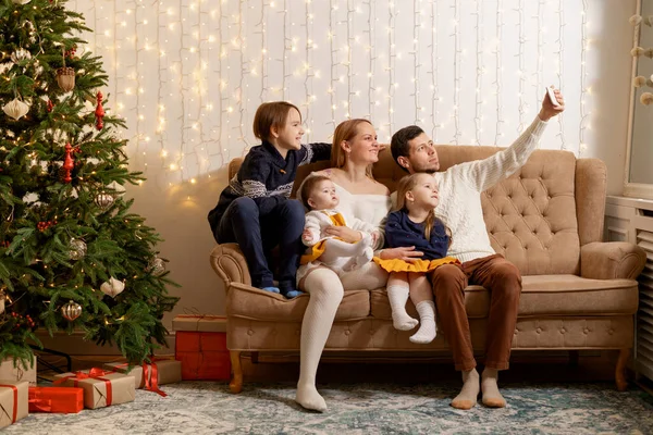 Retrato de família amigável na véspera de Natal — Fotografia de Stock