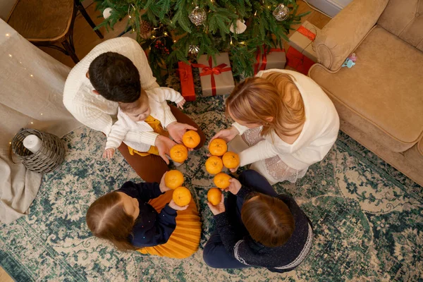 Retrato de família amigável na véspera de Natal — Fotografia de Stock