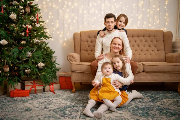 Retrato de familia amigable en Nochebuena —  Fotos de Stock