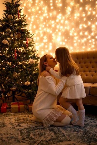 Tochter küsst ihre Mutter Nase — Stockfoto