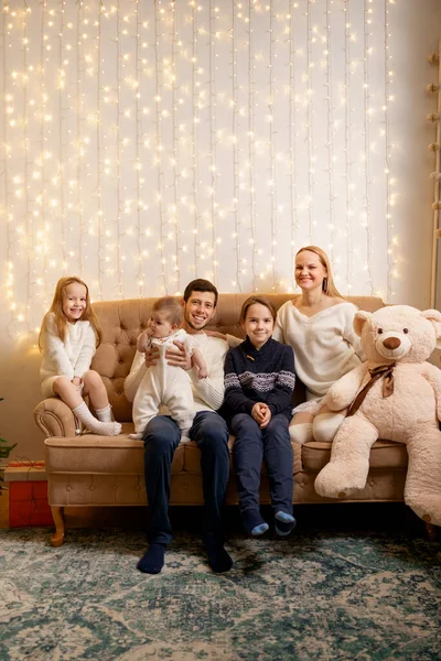 Porträt einer freundlichen Familie an Heiligabend — Stockfoto