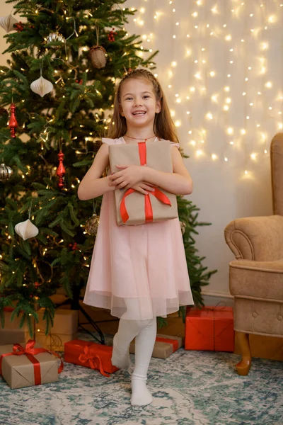 Kleines Mädchen mit Geschenkschachtel im Urlaub — Stockfoto