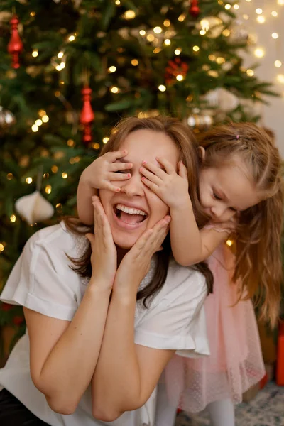 Glückliche Familie mit schönen Kindern am Weihnachtsbaum zu Hause — Stockfoto