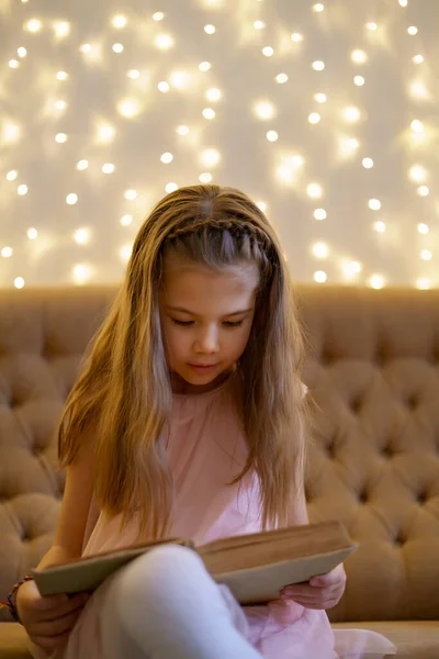 Niña preescolar leyendo un libro en casa — Foto de Stock