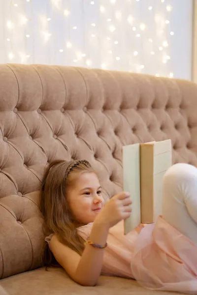 Gadis TK membaca buku di rumah — Stok Foto