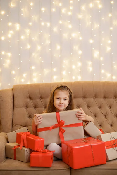 Adorável menina segurar caixas de presente desfrutando o momento de celebrar — Fotografia de Stock