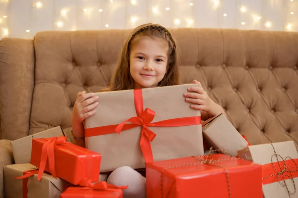 Adorável menina segurar caixas de presente desfrutando o momento de celebrar — Fotografia de Stock