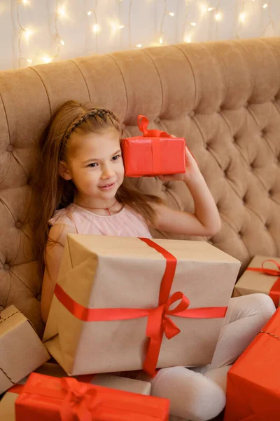 Adorável menina segurar caixas de presente desfrutando o momento de celebrar — Fotografia de Stock