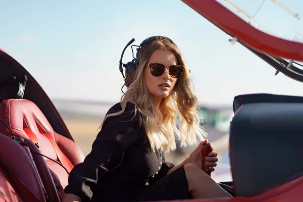 Egy fiatal nő vezeti a repülőt. — Stock Fotó