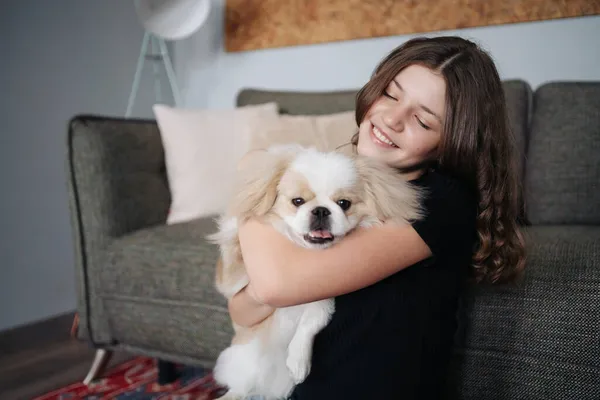 Genç bir kadın köpeğine sarılıyor. — Stok fotoğraf