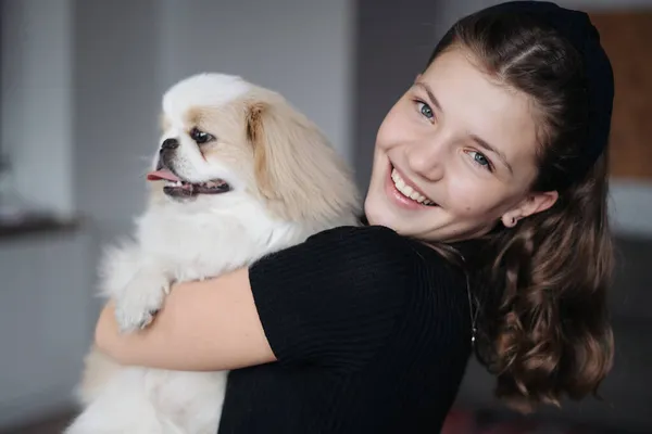 Junge Frau kuschelt ihr Haustier Doggy — Stockfoto