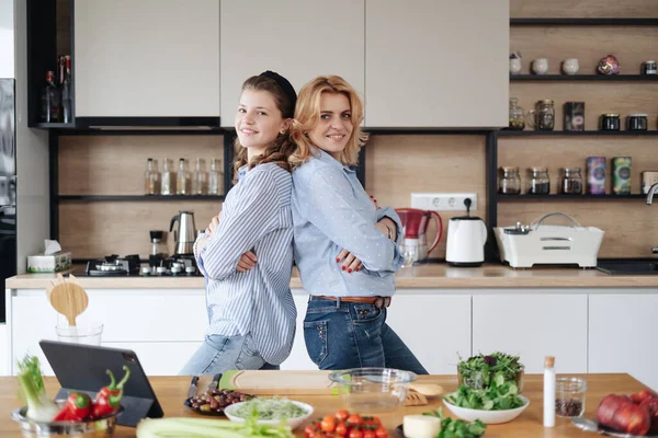 Μητέρα και κόρη έφηβος μαγειρεύουν μαζί — Φωτογραφία Αρχείου