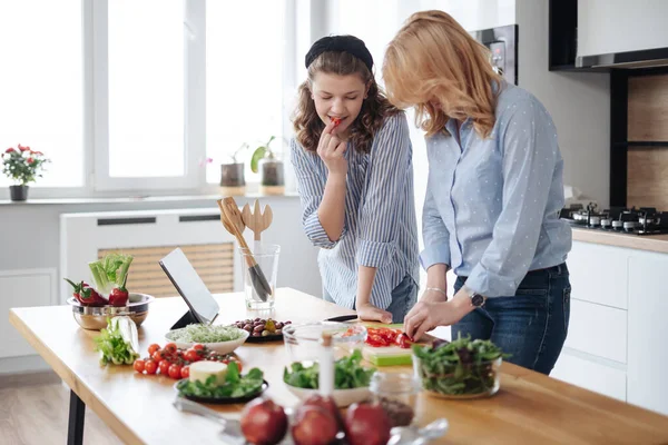 Madre e hija adolescente cocinando juntas — Foto de Stock