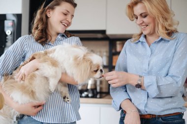Anne, kız ve sevimli köpek.