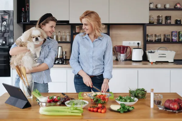 Preciosa familia con perro pasar tiempo en la cocina — Foto de Stock