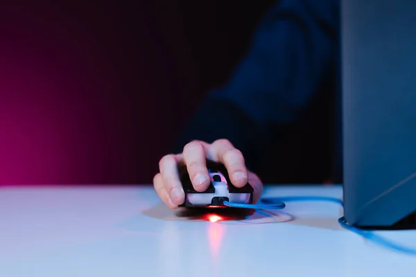 Mano humana presionando el ratón del ordenador con flash de luz en el fondo —  Fotos de Stock