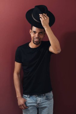 Şapkalı yakışıklı siyah adam portresi.
