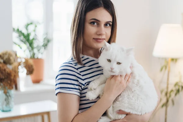 Mooie jonge vrouw met schattige kat thuis — Stockfoto