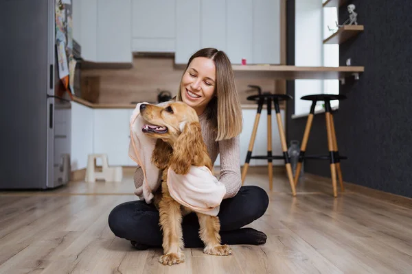 Bir köpekle ilgilenmek ve oynamak hakkında güzel bir fotoğraf. — Stok fotoğraf