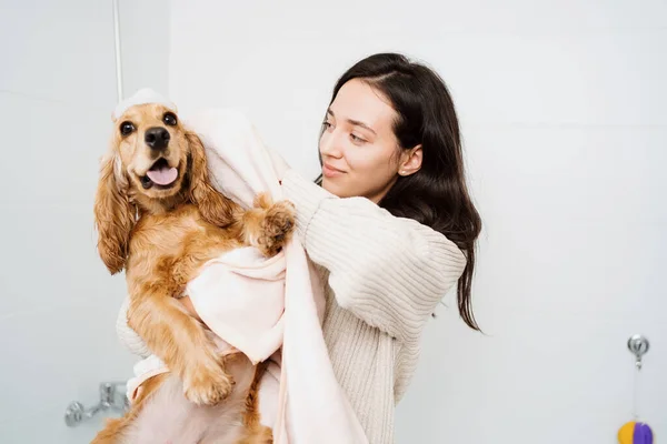 Femme avec un beau chien prenant une salle de bain — Photo