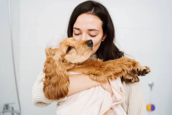 Femme avec un beau chien prenant une salle de bain — Photo