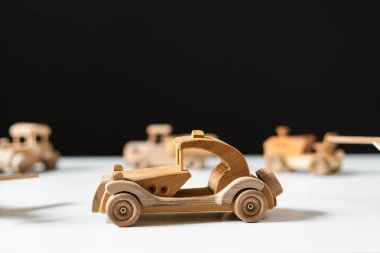 Çevre dostu ahşap oyuncaklar beyaz siyah arka planda çocuklar için