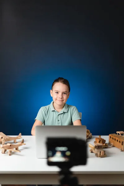 Junge Video-Blogger macht Stream mit seinen Anhängern. — Stockfoto