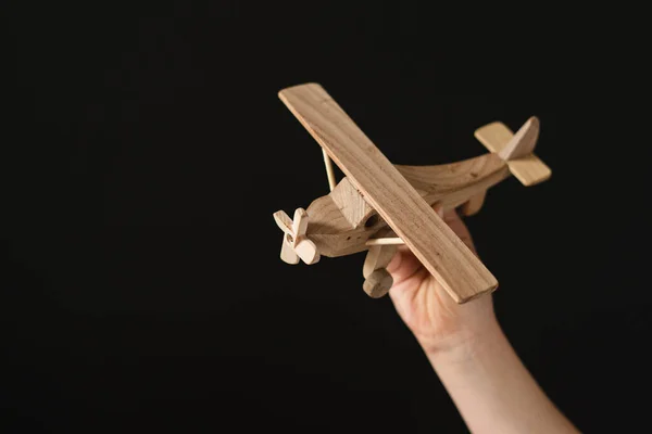 Kézben tartva egy repülőgép modell a kezében át fekete háttér — Stock Fotó