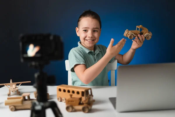 Junge Video-Blogger macht Stream mit seinen Anhängern. — Stockfoto