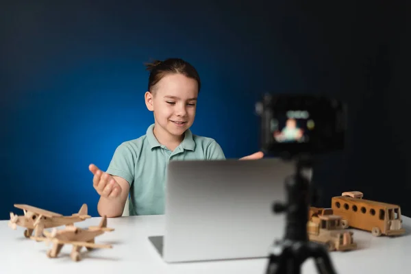 Junge Video-Blogger macht Stream mit seinen Anhängern. — Stockfoto