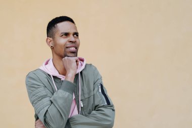 Sarı arka planda düşünceli bir afro adam.