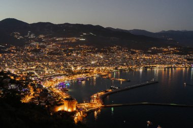 Kızıl Kule 'nin manzarası, Alanya Marina ve gece dağları.