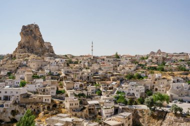 Goreme şehrinin gündüz manzarası