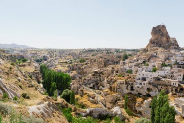 Goreme şehrinin gündüz manzarası