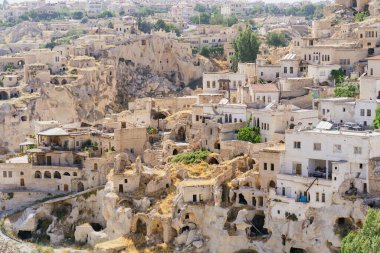 Goreme şehrinin gündüz manzarası