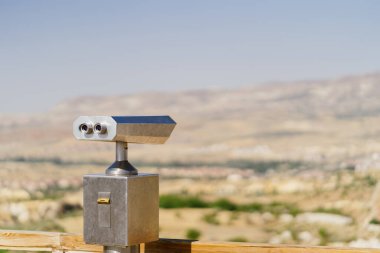 Dağların arkasındaki dürbünler