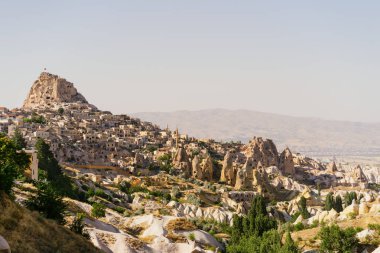 Goreme şehrinin gündüz manzarası