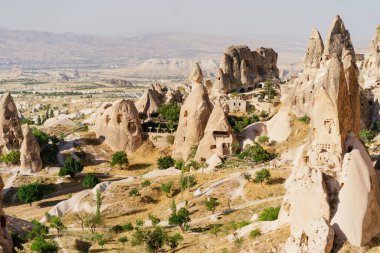 Goreme şehrinin gündüz manzarası