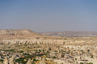 Goreme şehrinin gündüz manzarası