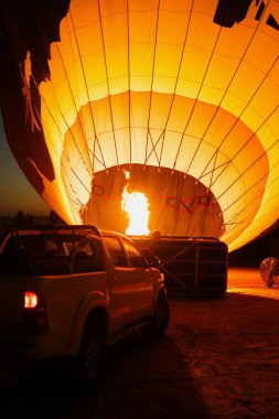 Sabahın erken saatlerinde sıcak hava balonu şişmesi