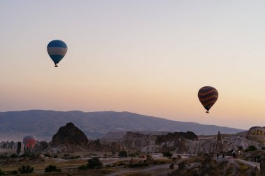 Sıcak hava balonu enflasyonu ve Türkiye 'nin Kapadokya kentinde kalkışa hazırlanıyor