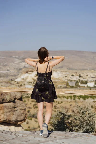 Frau genießt Reisen auf Aussichtspunkt in den Bergen — Stockfoto
