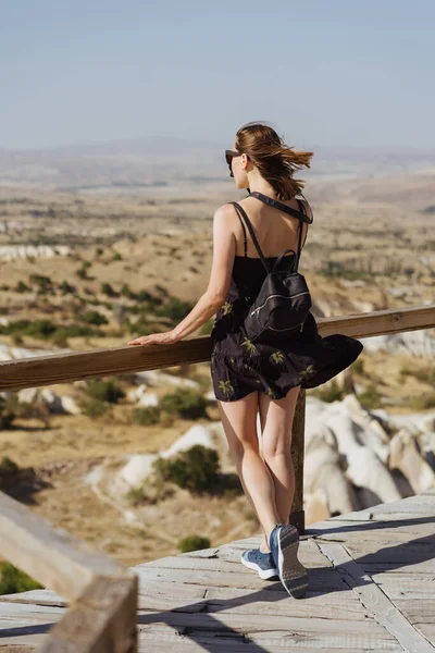 Frau genießt Reisen auf Aussichtspunkt in den Bergen — Stockfoto